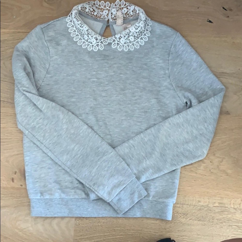 crew neck with lace collars